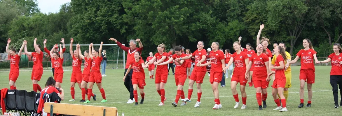 Fussballerinnen beim Jubel nach der gewonnenen Meisterschaft im Jahr 2025