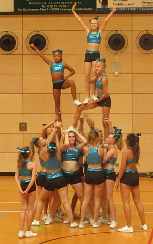 Bild des Cheerleading-Teams 'Frozen Angels' in Aktion bei einem Aufrtitt.