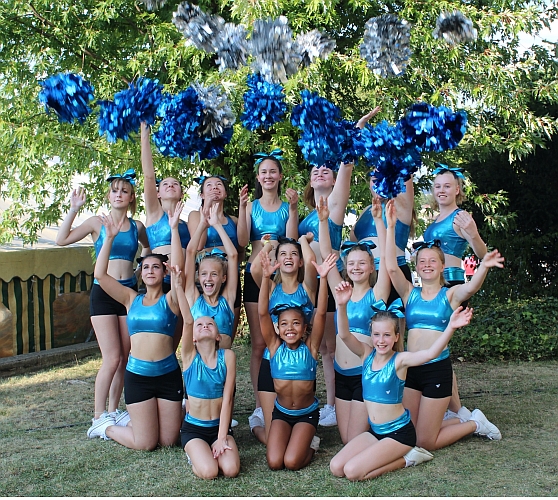 Gruppenfoto des Cheerleading-Teams 'Frozen Angels' nach einem Auftritt.