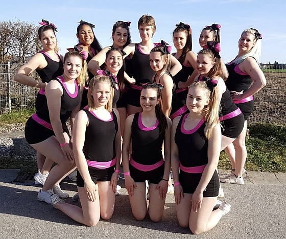 Teamfoto des Group Stunts der Cheerleader 'Pink Passion'.